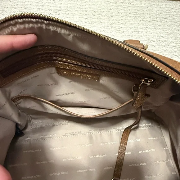 Michael Kors Mercer Medium crossbody - Picture 9 of 14
